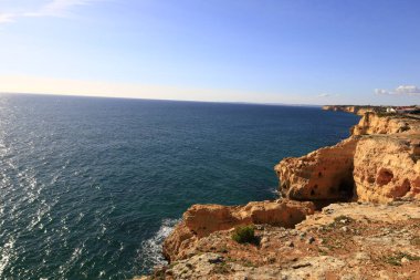 Portekiz 'in güneyinde yer alan bir idari bölge olan Algarve sahili manzarası