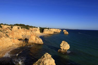 Portekiz 'in güneyinde yer alan bir idari bölge olan Algarve sahili manzarası