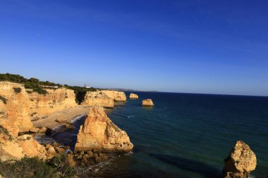 Portekiz 'in güneyinde yer alan bir idari bölge olan Algarve sahili manzarası