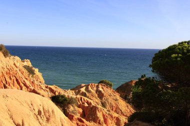 Portekiz 'in güneyinde yer alan bir idari bölge olan Algarve sahili manzarası
