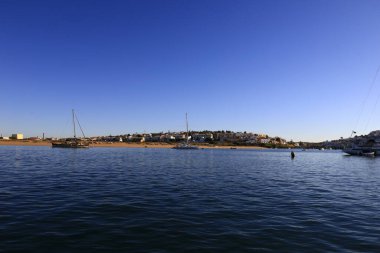 Portekiz 'in güneyinde yer alan bir idari bölge olan Algarve sahili manzarası