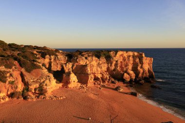 Portekiz 'in güneyinde yer alan bir idari bölge olan Algarve sahili manzarası