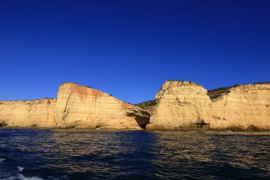 Portekiz 'in güneyinde yer alan bir idari bölge olan Algarve sahili manzarası