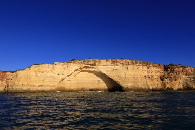 Portekiz 'in güneyinde yer alan bir idari bölge olan Algarve sahili manzarası