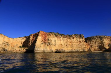 Portekiz 'in güneyinde yer alan bir idari bölge olan Algarve sahili manzarası