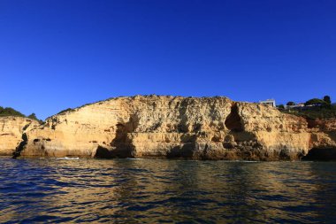 Portekiz 'in güneyinde yer alan bir idari bölge olan Algarve sahili manzarası