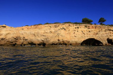 Portekiz 'in güneyinde yer alan bir idari bölge olan Algarve sahili manzarası