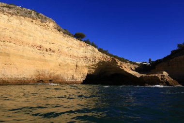 Portekiz 'in güneyinde yer alan bir idari bölge olan Algarve sahili manzarası