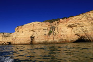 Portekiz 'in güneyinde yer alan bir idari bölge olan Algarve sahili manzarası