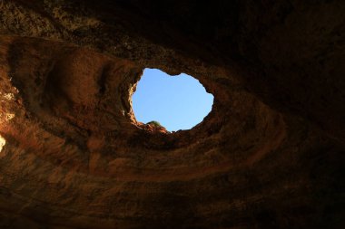 Benagil mağarası, Portekiz 'in Algarve şehrindeki Lagoa belediyesinde yer almaktadır.