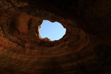 Benagil mağarası, Portekiz 'in Algarve şehrindeki Lagoa belediyesinde yer almaktadır.