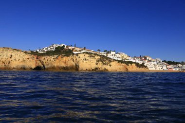 Portekiz 'in güneyinde yer alan bir idari bölge olan Algarve sahili manzarası