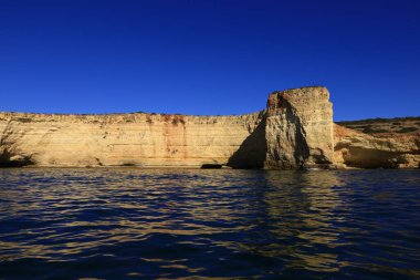 Portekiz 'in güneyinde yer alan bir idari bölge olan Algarve sahili manzarası
