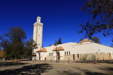  Fes, Fas 'ın kuzeyindeki Fas-Meknes yönetim bölgesinin başkentidir..