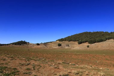 Fas 'taki Haut Atlas Oriental Ulusal Parkı' ndaki bir dağın manzarası. Doğu Yüksek Atlas Dağları 'nın içinde ve yakınında 49.000 hektarlık bir alanı kaplıyor