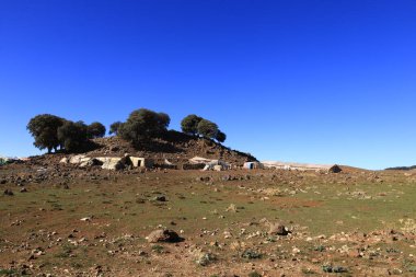 Fas 'taki Haut Atlas Oriental Ulusal Parkı' ndaki bir dağın manzarası. Doğu Yüksek Atlas Dağları 'nın içinde ve yakınında 49.000 hektarlık bir alanı kaplıyor