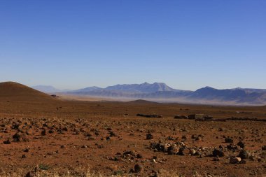 Fas 'taki Haut Atlas Oriental Ulusal Parkı' ndaki bir dağın manzarası. Doğu Yüksek Atlas Dağları 'nın içinde ve yakınında 49.000 hektarlık bir alanı kaplıyor