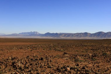 Fas 'taki Haut Atlas Oriental Ulusal Parkı' ndaki bir dağın manzarası. Doğu Yüksek Atlas Dağları 'nın içinde ve yakınında 49.000 hektarlık bir alanı kaplıyor