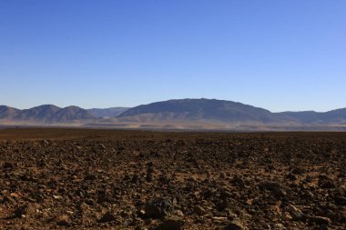 Fas 'taki Haut Atlas Oriental Ulusal Parkı' ndaki bir dağın manzarası. Doğu Yüksek Atlas Dağları 'nın içinde ve yakınında 49.000 hektarlık bir alanı kaplıyor