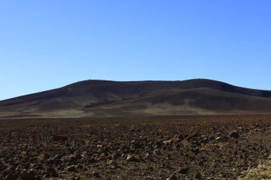 Fas 'taki Haut Atlas Oriental Ulusal Parkı' ndaki bir dağın manzarası. Doğu Yüksek Atlas Dağları 'nın içinde ve yakınında 49.000 hektarlık bir alanı kaplıyor