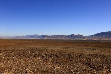 Fas 'taki Haut Atlas Oriental Ulusal Parkı' ndaki bir dağın manzarası. Doğu Yüksek Atlas Dağları 'nın içinde ve yakınında 49.000 hektarlık bir alanı kaplıyor