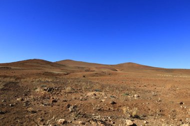 Fas 'taki Haut Atlas Oriental Ulusal Parkı' ndaki bir dağın manzarası. Doğu Yüksek Atlas Dağları 'nın içinde ve yakınında 49.000 hektarlık bir alanı kaplıyor