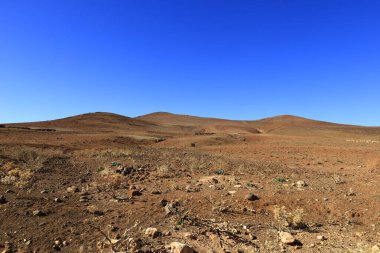 Fas 'taki Haut Atlas Oriental Ulusal Parkı' ndaki bir dağın manzarası. Doğu Yüksek Atlas Dağları 'nın içinde ve yakınında 49.000 hektarlık bir alanı kaplıyor