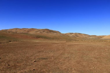 Fas 'taki Haut Atlas Oriental Ulusal Parkı' ndaki bir dağın manzarası. Doğu Yüksek Atlas Dağları 'nın içinde ve yakınında 49.000 hektarlık bir alanı kaplıyor