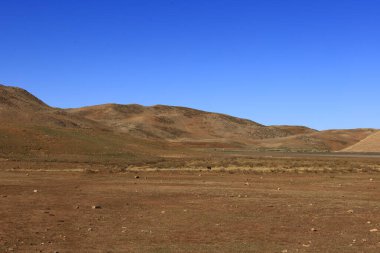 Fas 'taki Haut Atlas Oriental Ulusal Parkı' ndaki bir dağın manzarası. Doğu Yüksek Atlas Dağları 'nın içinde ve yakınında 49.000 hektarlık bir alanı kaplıyor