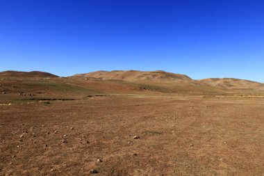 Fas 'taki Haut Atlas Oriental Ulusal Parkı' ndaki bir dağın manzarası. Doğu Yüksek Atlas Dağları 'nın içinde ve yakınında 49.000 hektarlık bir alanı kaplıyor