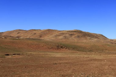 Fas 'taki Haut Atlas Oriental Ulusal Parkı' ndaki bir dağın manzarası. Doğu Yüksek Atlas Dağları 'nın içinde ve yakınında 49.000 hektarlık bir alanı kaplıyor