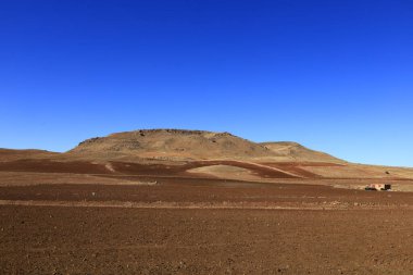 Fas 'taki Haut Atlas Oriental Ulusal Parkı' ndaki bir dağın manzarası. Doğu Yüksek Atlas Dağları 'nın içinde ve yakınında 49.000 hektarlık bir alanı kaplıyor