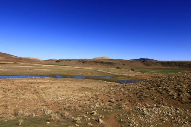 Fas 'taki Haut Atlas Oriental Ulusal Parkı' ndaki bir dağın manzarası. Doğu Yüksek Atlas Dağları 'nın içinde ve yakınında 49.000 hektarlık bir alanı kaplıyor