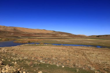 Fas 'taki Haut Atlas Oriental Ulusal Parkı' ndaki bir dağın manzarası. Doğu Yüksek Atlas Dağları 'nın içinde ve yakınında 49.000 hektarlık bir alanı kaplıyor