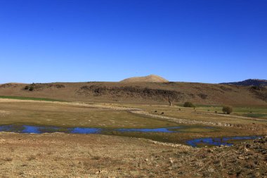 Fas 'taki Haut Atlas Oriental Ulusal Parkı' ndaki bir dağın manzarası. Doğu Yüksek Atlas Dağları 'nın içinde ve yakınında 49.000 hektarlık bir alanı kaplıyor