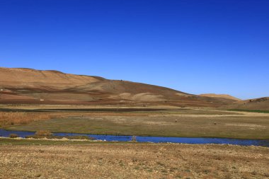 Fas 'taki Haut Atlas Oriental Ulusal Parkı' ndaki bir dağın manzarası. Doğu Yüksek Atlas Dağları 'nın içinde ve yakınında 49.000 hektarlık bir alanı kaplıyor