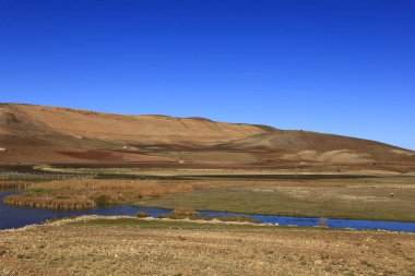 Fas 'taki Haut Atlas Oriental Ulusal Parkı' ndaki bir dağın manzarası. Doğu Yüksek Atlas Dağları 'nın içinde ve yakınında 49.000 hektarlık bir alanı kaplıyor