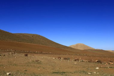 Fas 'taki Haut Atlas Oriental Ulusal Parkı' ndaki bir dağın manzarası. Doğu Yüksek Atlas Dağları 'nın içinde ve yakınında 49.000 hektarlık bir alanı kaplıyor