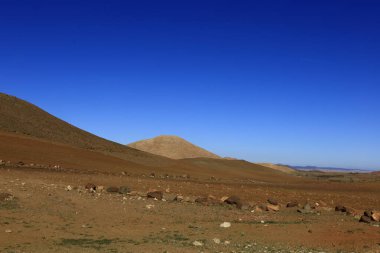 Fas 'taki Haut Atlas Oriental Ulusal Parkı' ndaki bir dağın manzarası. Doğu Yüksek Atlas Dağları 'nın içinde ve yakınında 49.000 hektarlık bir alanı kaplıyor
