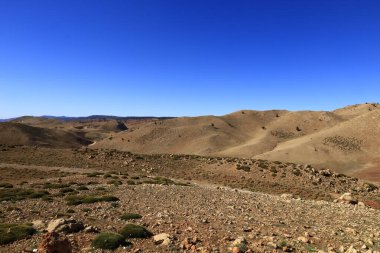 Fas 'taki Haut Atlas Oriental Ulusal Parkı' ndaki bir dağın manzarası. Doğu Yüksek Atlas Dağları 'nın içinde ve yakınında 49.000 hektarlık bir alanı kaplıyor