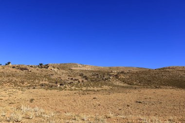 Fas 'taki Haut Atlas Oriental Ulusal Parkı' ndaki bir dağın manzarası. Doğu Yüksek Atlas Dağları 'nın içinde ve yakınında 49.000 hektarlık bir alanı kaplıyor
