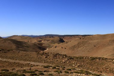 Fas 'taki Haut Atlas Oriental Ulusal Parkı' ndaki bir dağın manzarası. Doğu Yüksek Atlas Dağları 'nın içinde ve yakınında 49.000 hektarlık bir alanı kaplıyor