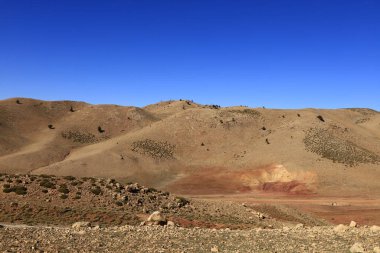 Fas 'taki Haut Atlas Oriental Ulusal Parkı' nın dağdaki görüntüsü. Doğu Yüksek Atlas Dağları 'nın içinde ve yakınında 49.000 hektarlık bir alanı kaplıyor
