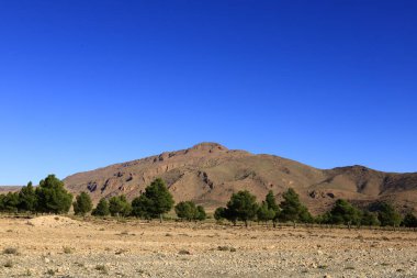 Fas 'taki Haut Atlas Oriental Ulusal Parkı' nın dağdaki görüntüsü. Doğu Yüksek Atlas Dağları 'nın içinde ve yakınında 49.000 hektarlık bir alanı kaplıyor