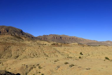 Fas 'taki Haut Atlas Oriental Ulusal Parkı' nın dağdaki görüntüsü. Doğu Yüksek Atlas Dağları 'nın içinde ve yakınında 49.000 hektarlık bir alanı kaplıyor