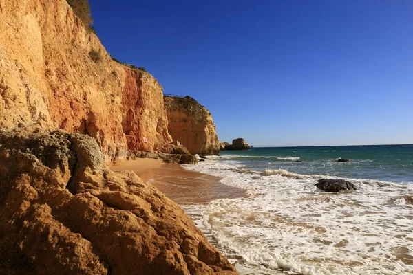 Portekiz 'in güneyinde yer alan bir idari bölge olan Algarve sahili manzarası