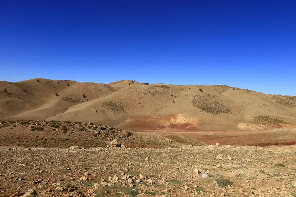 Fas 'taki Haut Atlas Oriental Ulusal Parkı' ndaki bir dağın manzarası. Doğu Yüksek Atlas Dağları 'nın içinde ve yakınında 49.000 hektarlık bir alanı kaplıyor