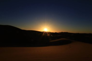 Erg Chebbi, Fas 'ın güneydoğusundaki Tafilalet' te rüzgarla savrulan kumlardan oluşan büyük bir kum tepesi denizi.