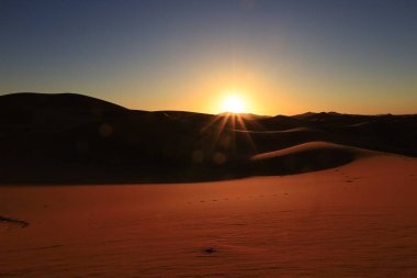 Erg Chebbi, Fas 'ın güneydoğusundaki Tafilalet' te rüzgarla savrulan kumlardan oluşan büyük bir kum tepesi denizi.