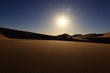 Erg Chebbi, Fas 'ın güneydoğusundaki Tafilalet' te rüzgarla savrulan kumlardan oluşan büyük bir kum tepesi denizi.